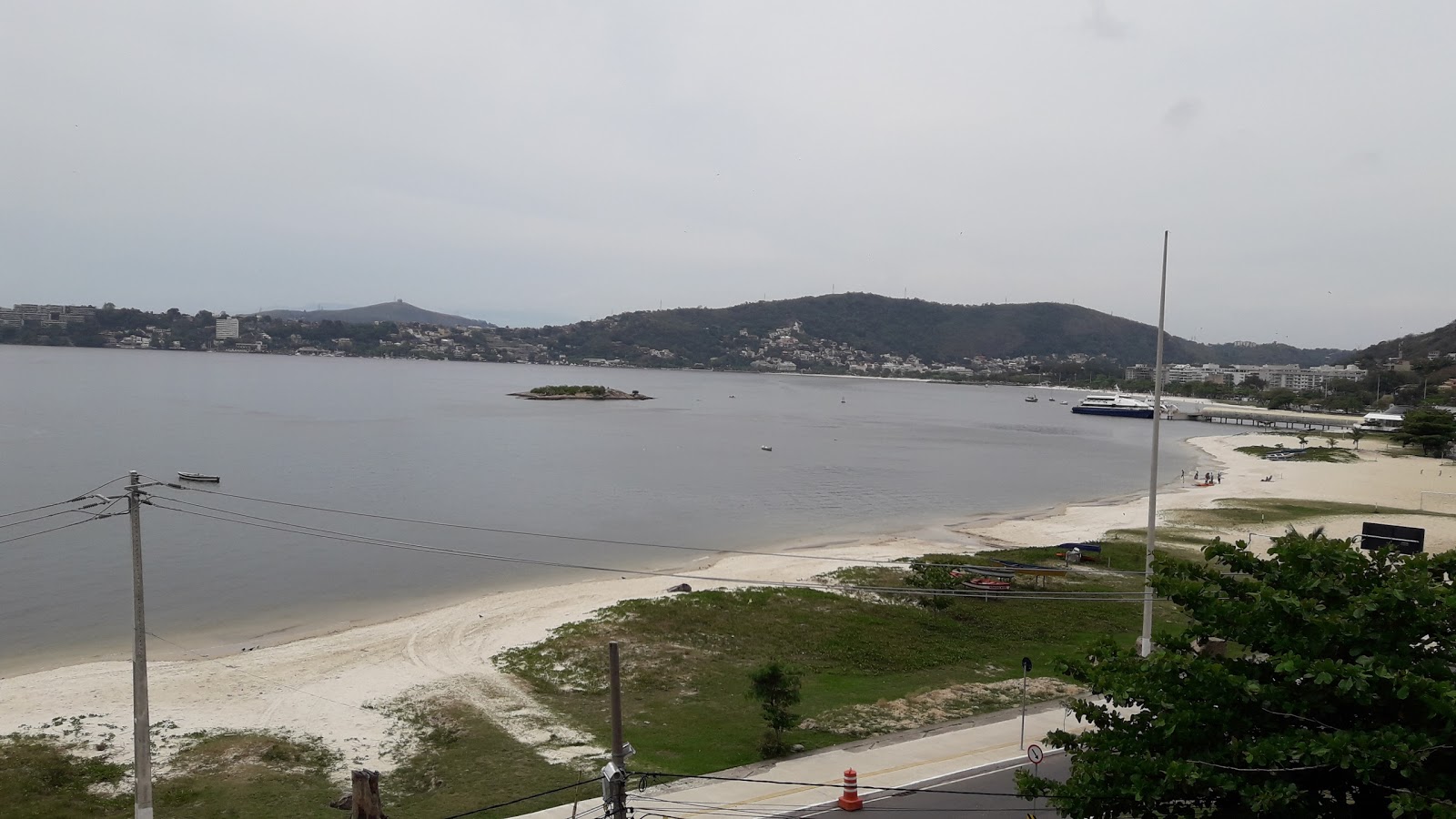 Praia da Areia Grossa'in fotoğrafı biraz temiz temizlik seviyesi ile