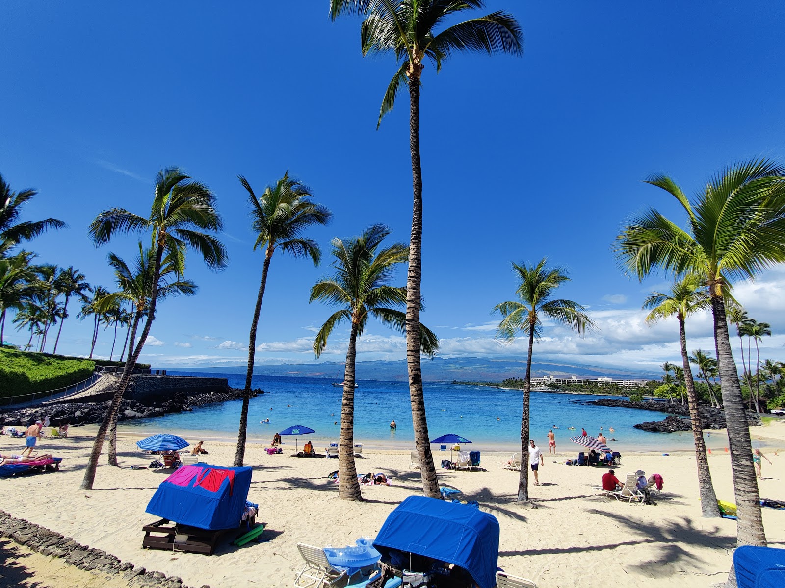 Foto de Mauna Lani Club beach com areia brilhante superfície