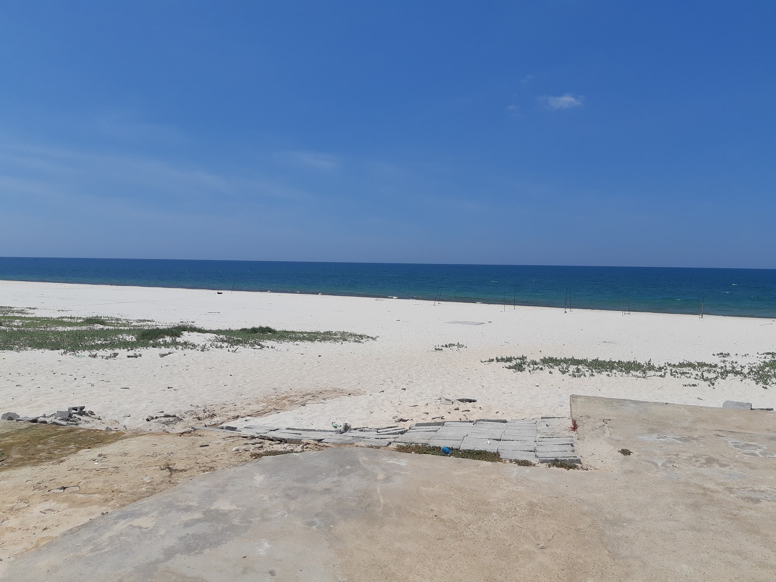 Φωτογραφία του Le Thuy Beach με άσπρη άμμος επιφάνεια