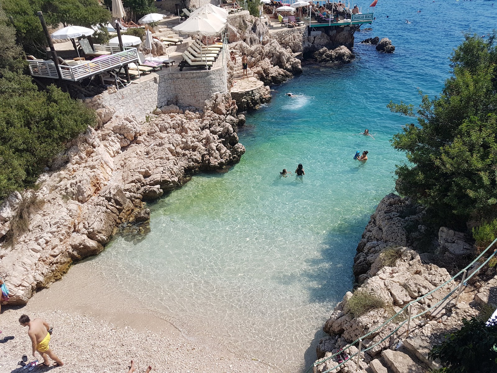 Foto de Cinarlar Beach con pequeños guijarros beige superficie