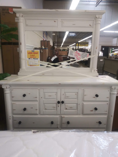 Outlet Store «Rooms To Go Outlet Furniture Store - Grand Prairie», reviews and photos, 2725 TX-360 #100, Grand Prairie, TX 75052, USA