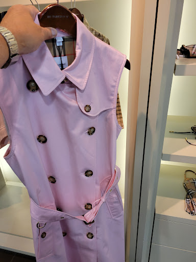 Clothing Store «Burberry Outlet», reviews and photos, 8200 Vineyard Dr, Orlando, FL 32821, USA