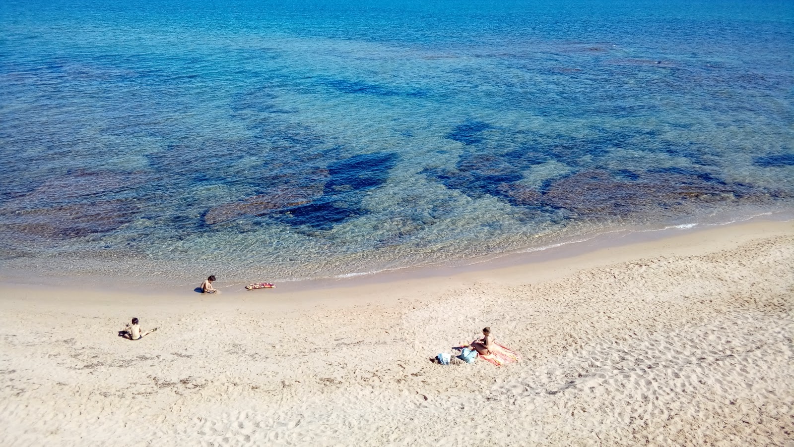 Foto van Spiaggia della Madonnina met bruin zand oppervlakte