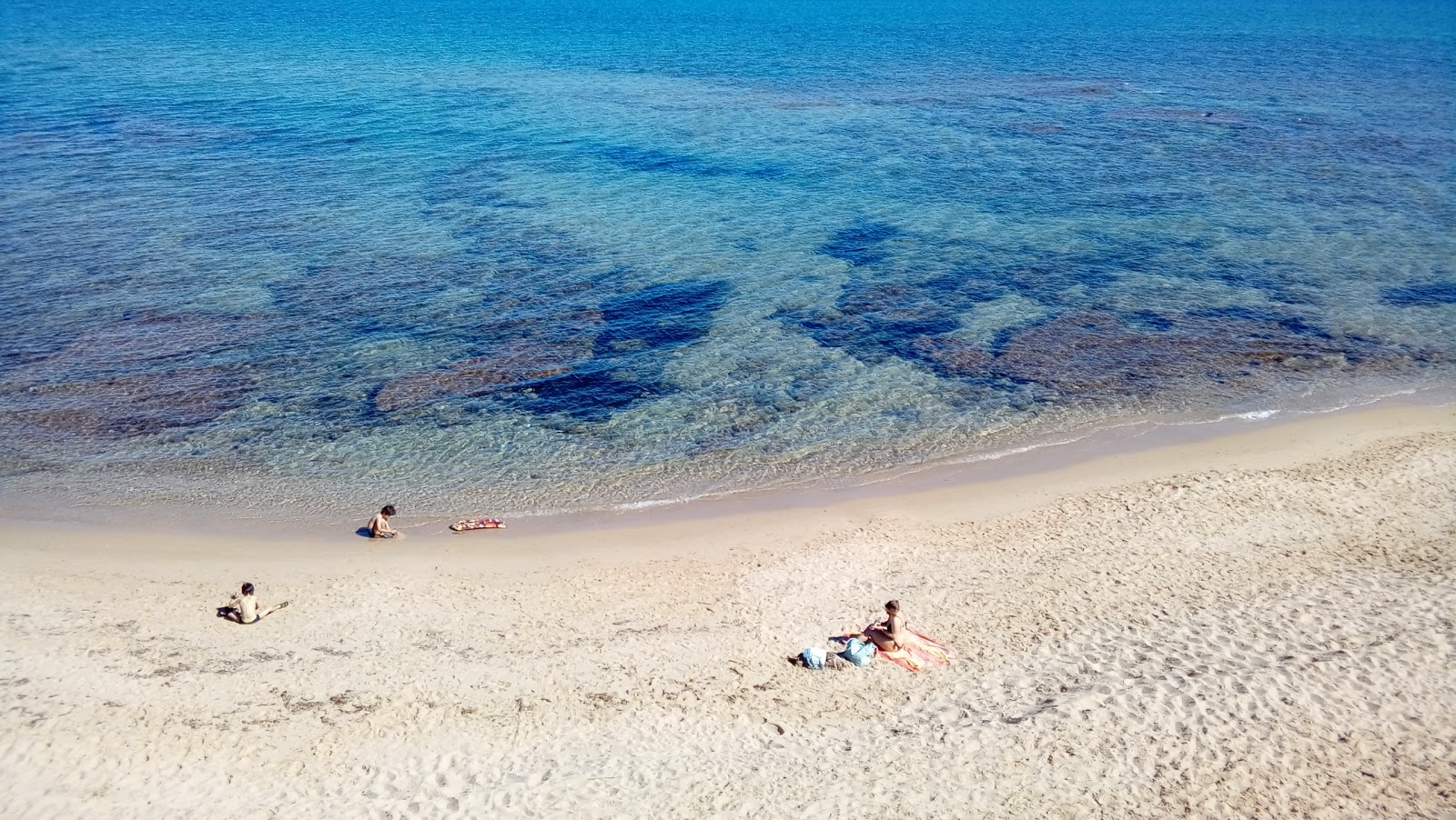 Foto di Spiaggia della Madonnina con una superficie del sabbia scura