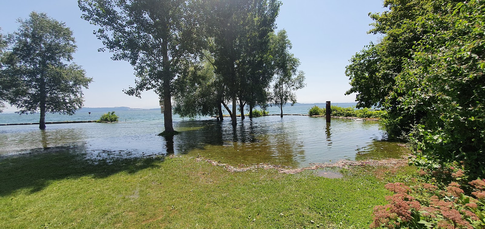 Photo de Plage de Monruz avec caillou gris de surface