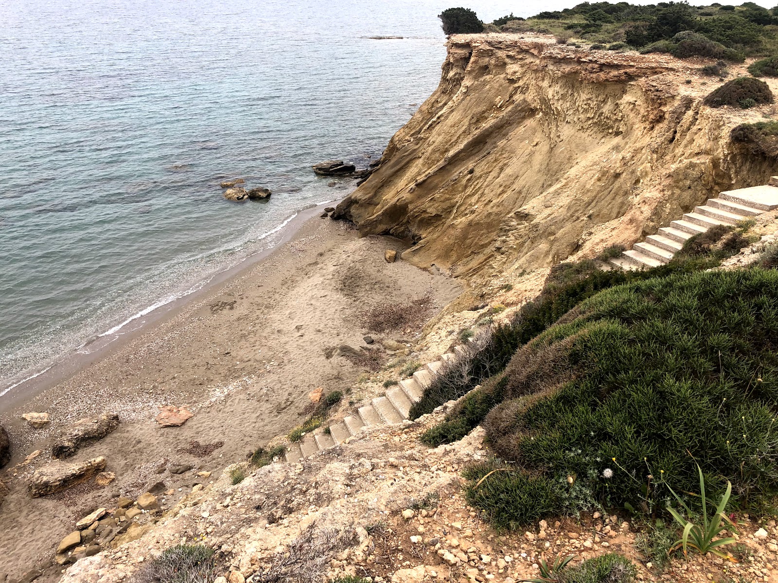 Foto de Skalakia beach con cala pequeña