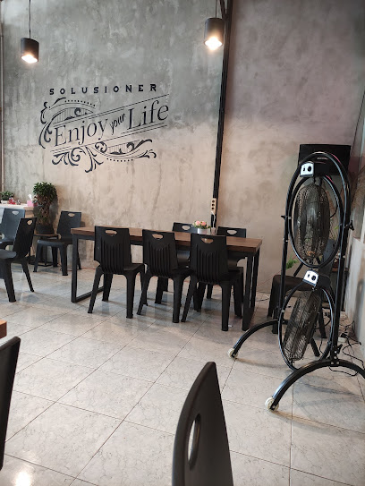Solusioner Cafe & Lounge - Jl. Adhyaksa Baru Ruko Zamrud 2 No.13-41, Masale, Kec. Panakkukang, Kota Makassar, Sulawesi Selatan 90231, Indonesia