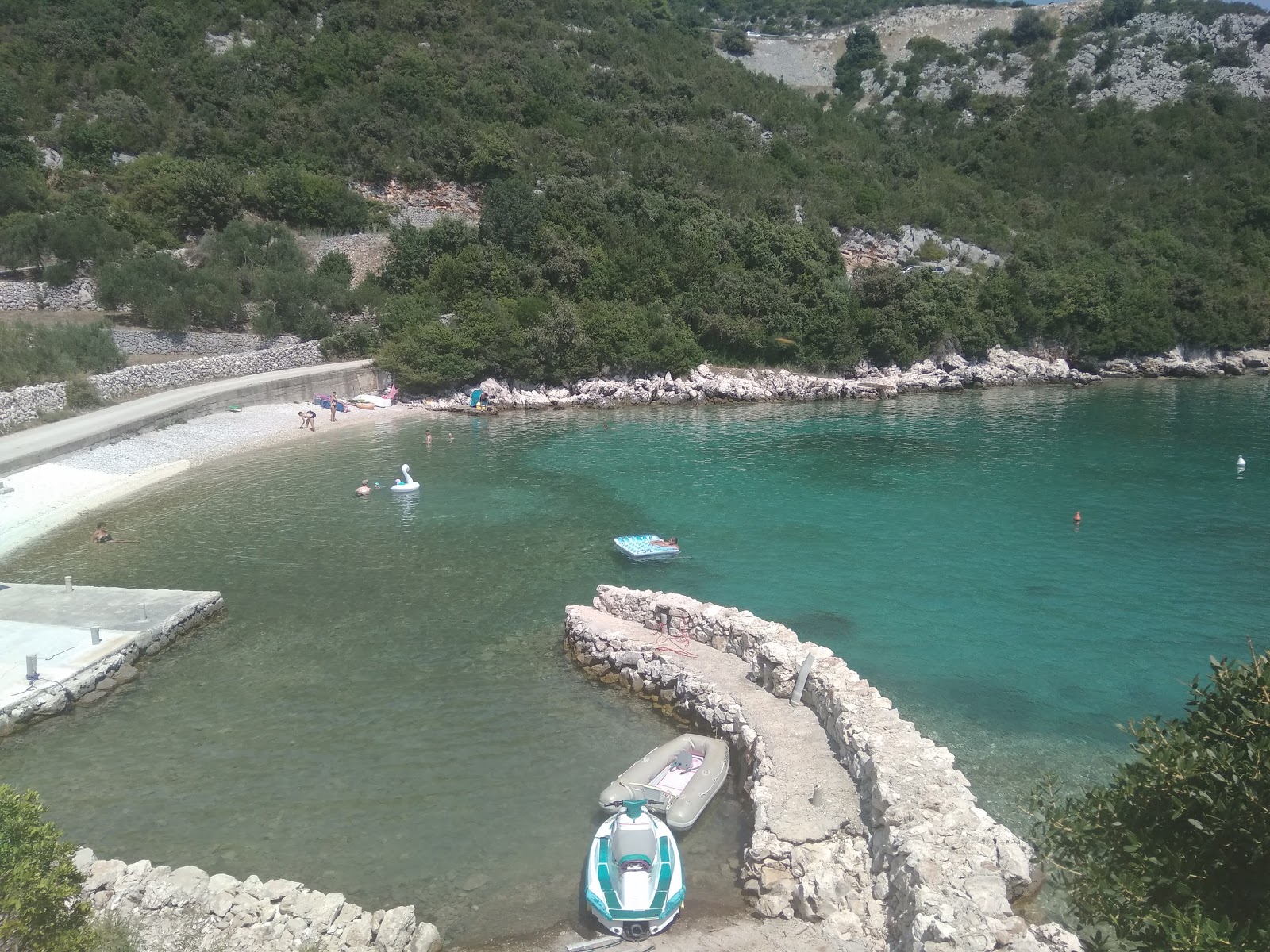 Foto di Smokvina beach con una superficie del ciottoli beige