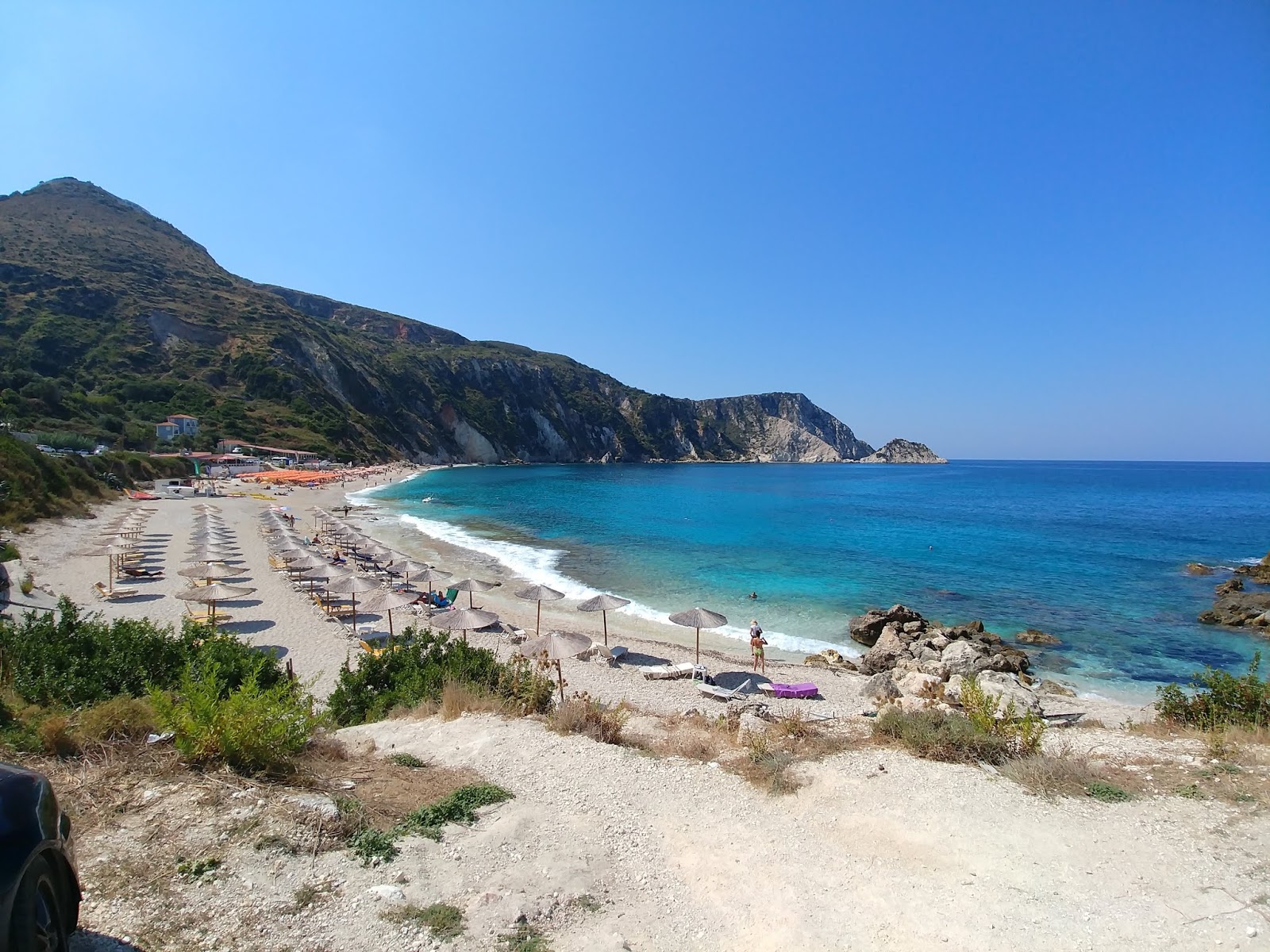 Foto di Spiaggia di Petani con una superficie del piccoli ciottoli beige