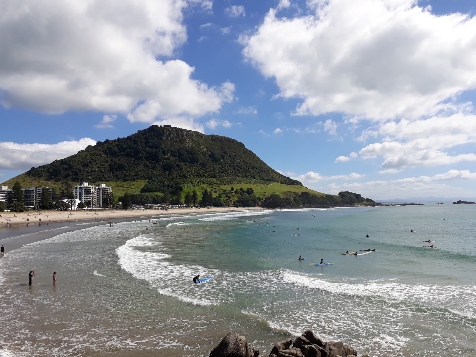 Maunganui Beach的照片 带有碧绿色纯水表面