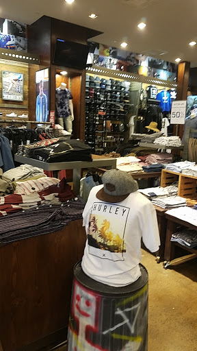 Clothing Store «Tillys», reviews and photos, 5415 Touhy Ave, Skokie, IL 60077, USA