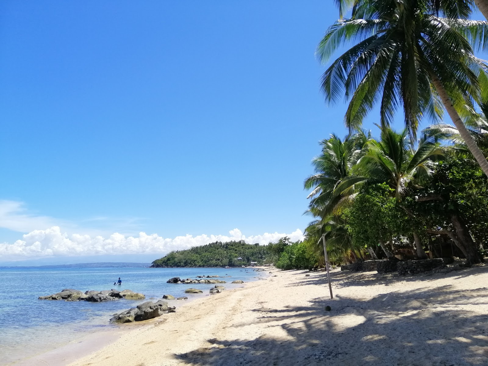 Pili Beach'in fotoğrafı geniş plaj ile birlikte
