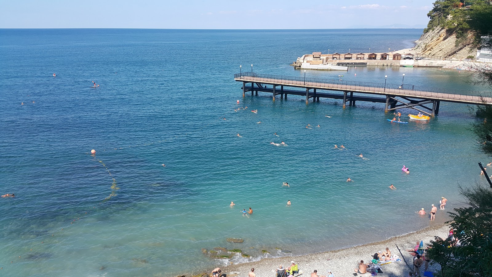 Foto von Dzhanhot beach von Klippen umgeben