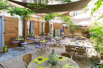 Atmosphère du Restaurant français Au Jardin Des Carmes à Avignon - n°1