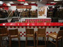 Atmosphère du Restaurant de hamburgers Five Guys La Défense à Puteaux - n°14