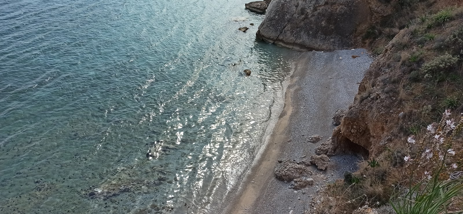 Foto de Voidakas Beach com água verde clara superfície