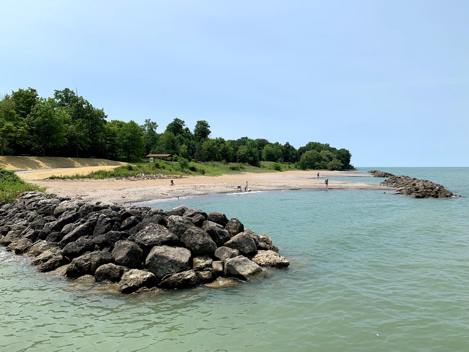 Foto af Sims Beach med grå sten overflade