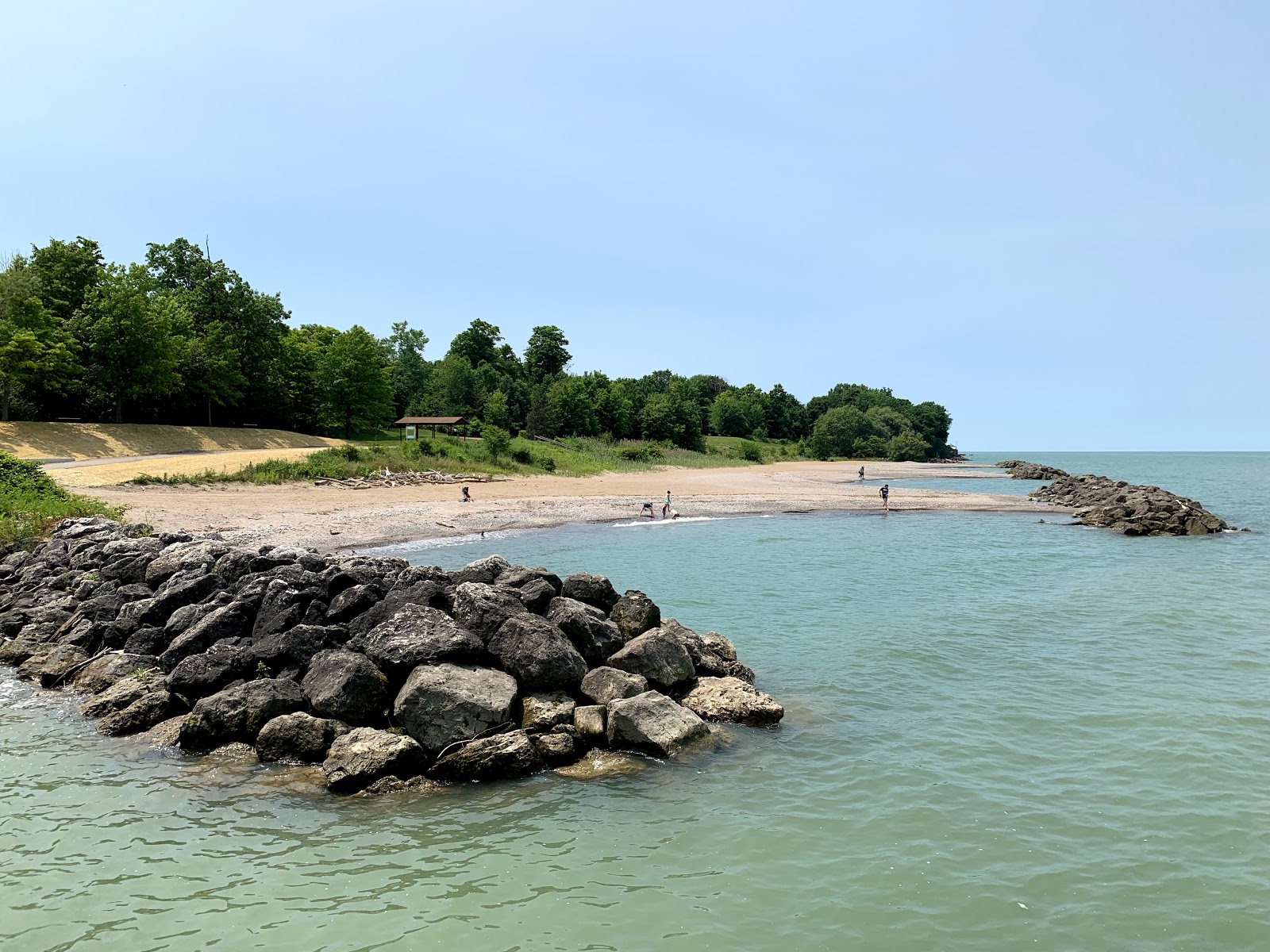 Foto av Sims Beach med grå sten yta