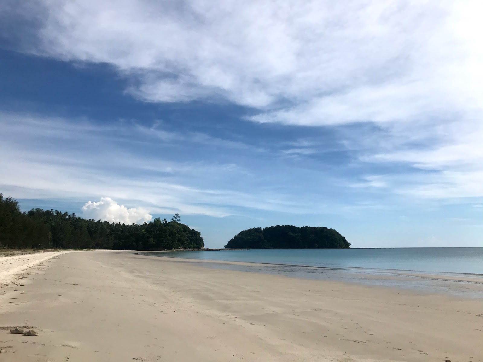 Foto de Bavang Jamal Beach área de servicios