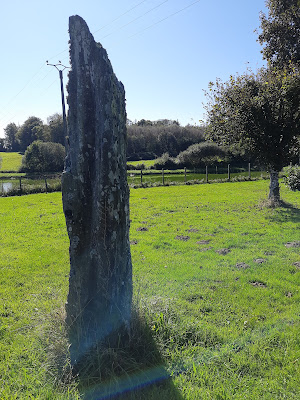 Menhir de Saint-Mayeux à Saint-Mayeux