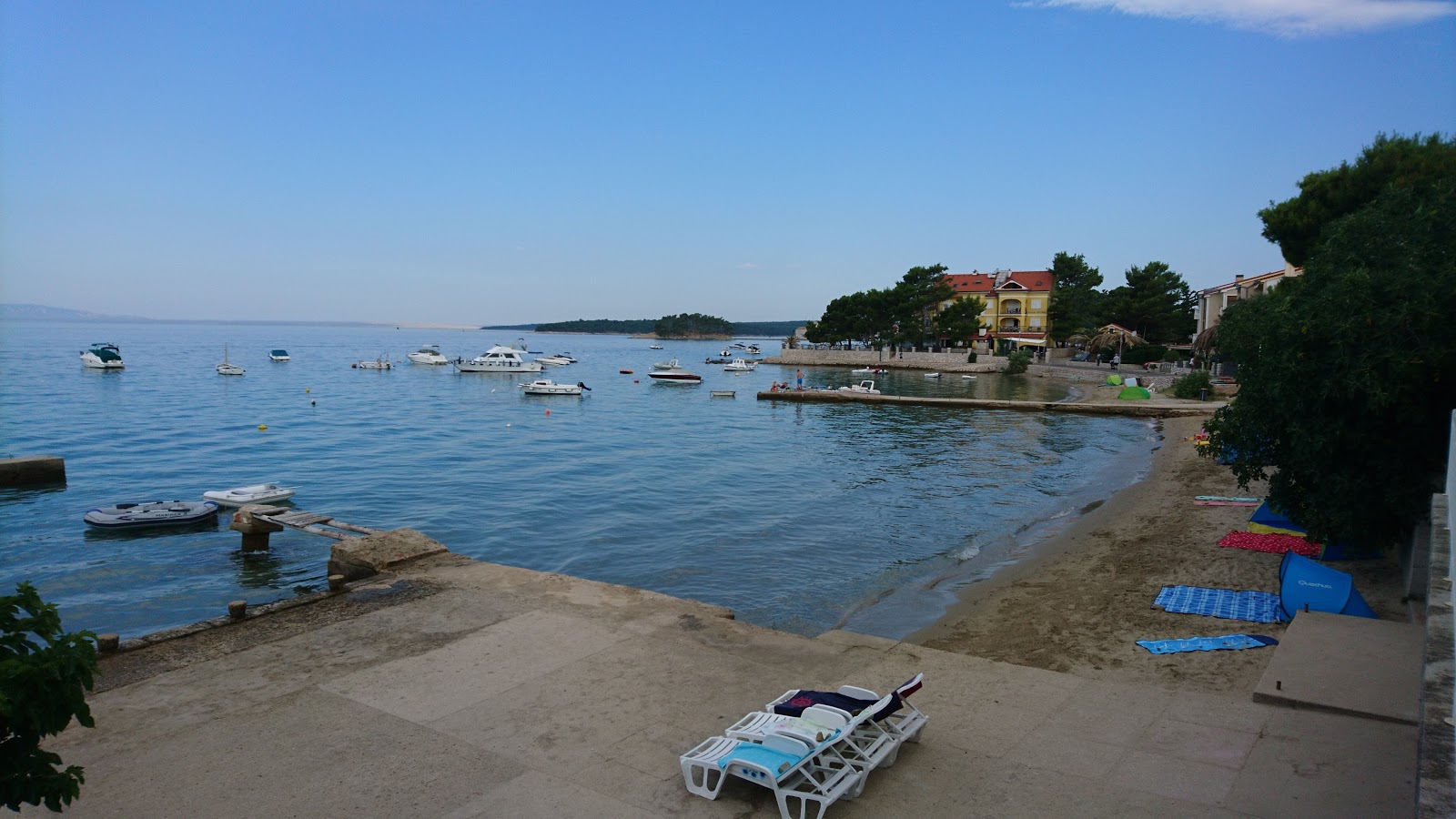 Φωτογραφία του Petrac beach και η εγκατάσταση