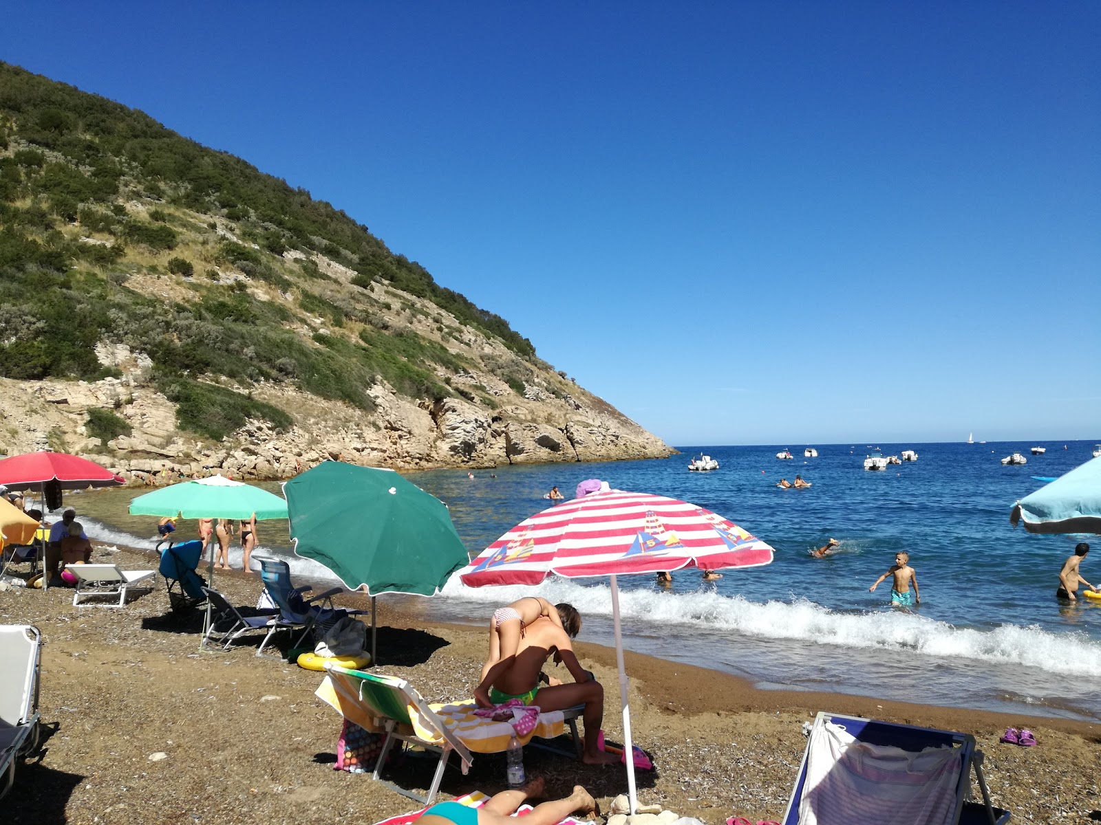 Photo of Nisporto Beach and the settlement