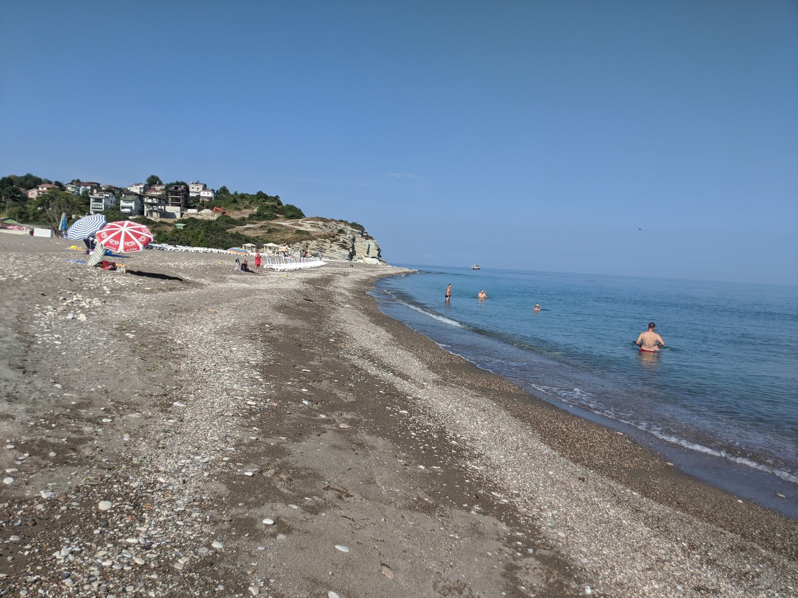 Foto de Degirmenagzi plaji com areia cinza e seixos superfície