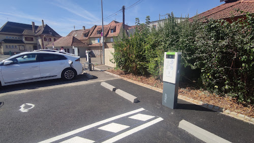 Borne de recharge de véhicules électriques IZIVIA Station de recharge Wissembourg