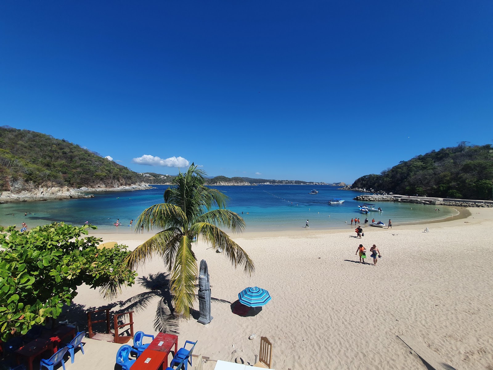 Foto di La Entrega beach con una superficie del sabbia luminosa