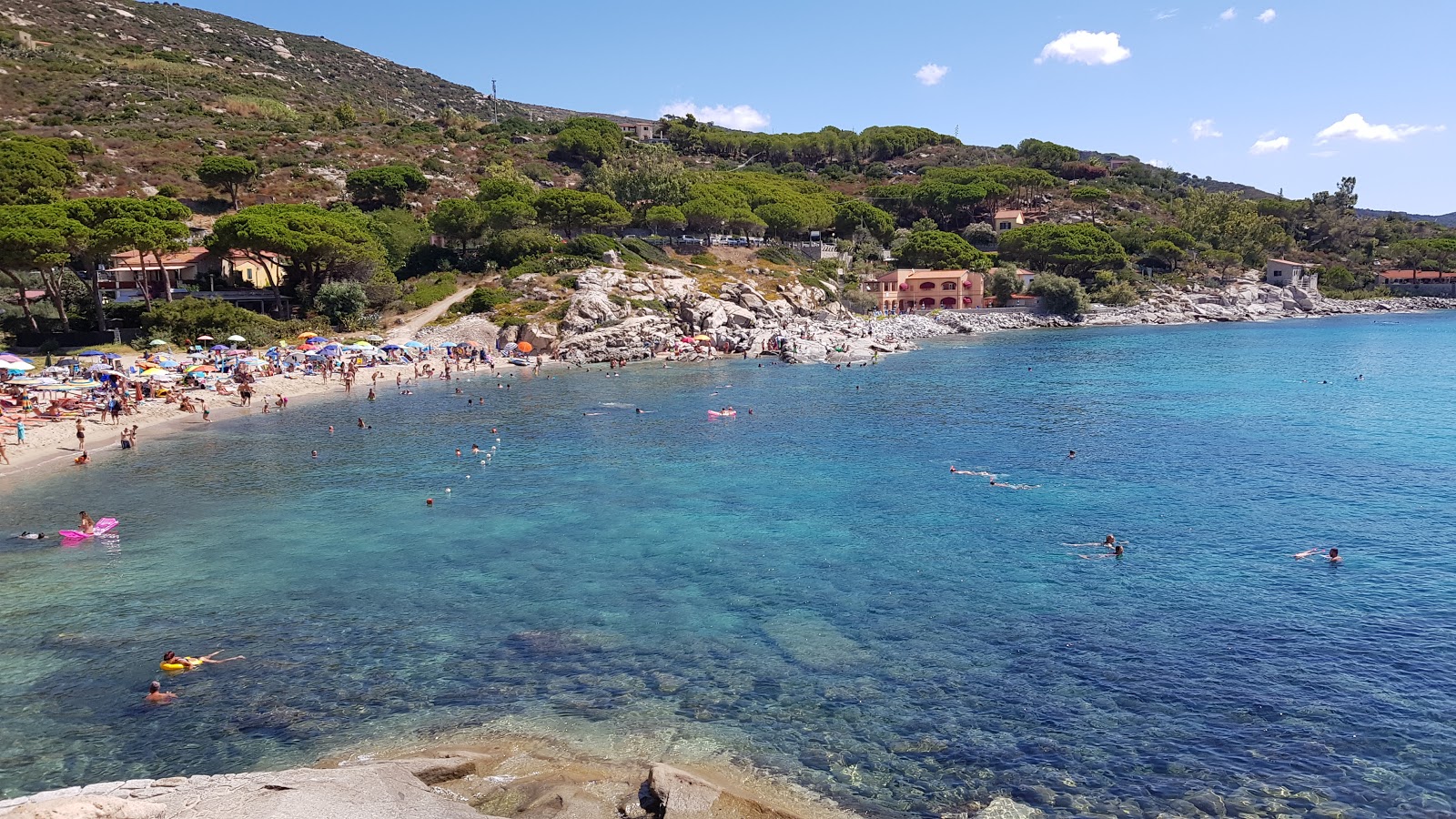 Foto van Spiaggia di Seccheto met turquoise puur water oppervlakte