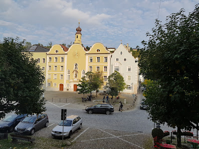 Maria-Ward-Realschule Burghausen der Maria-Ward-Schulstiftung Passau Stadtpl. 101, 84489 Burghausen, Deutschland