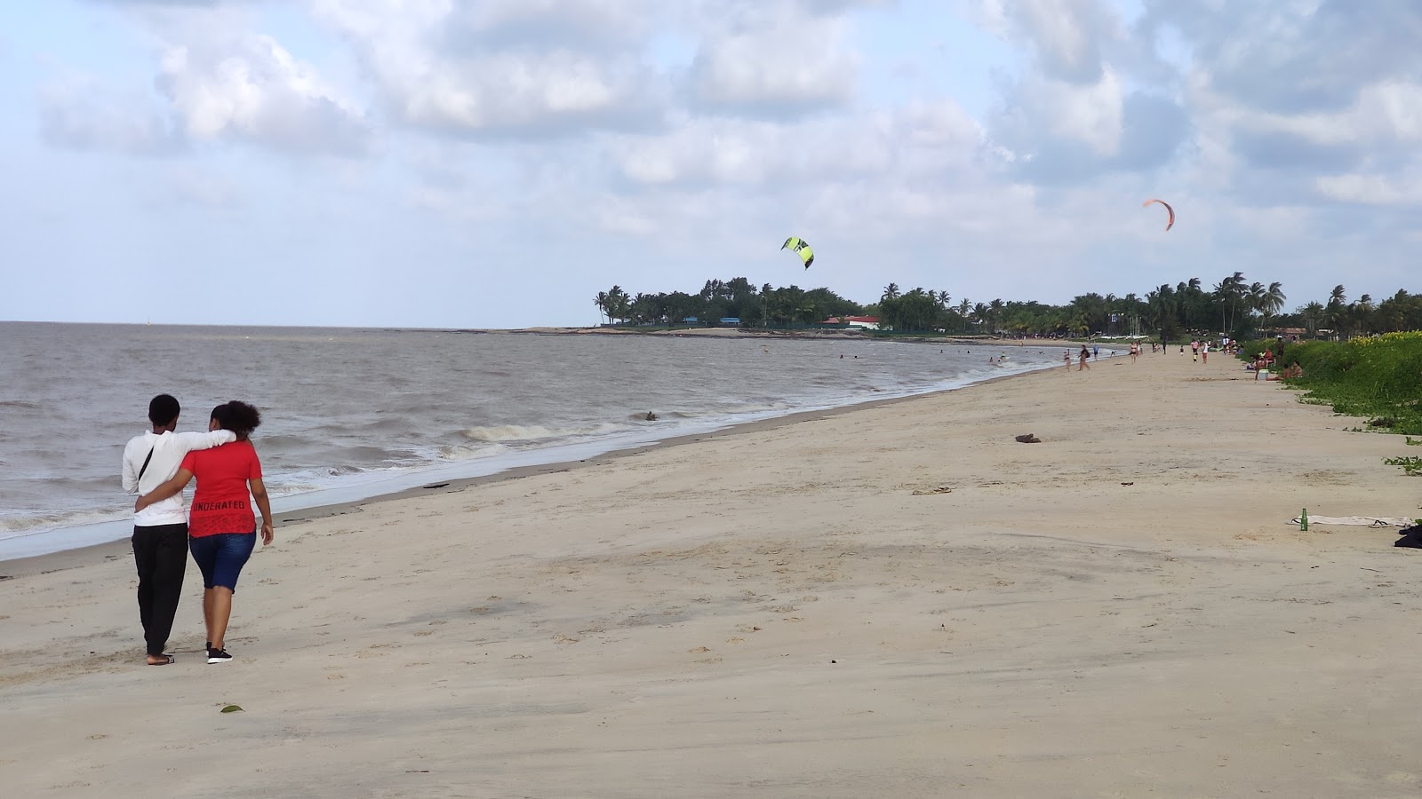 Foto di Plage de la Cocoteraie con una superficie del sabbia beige