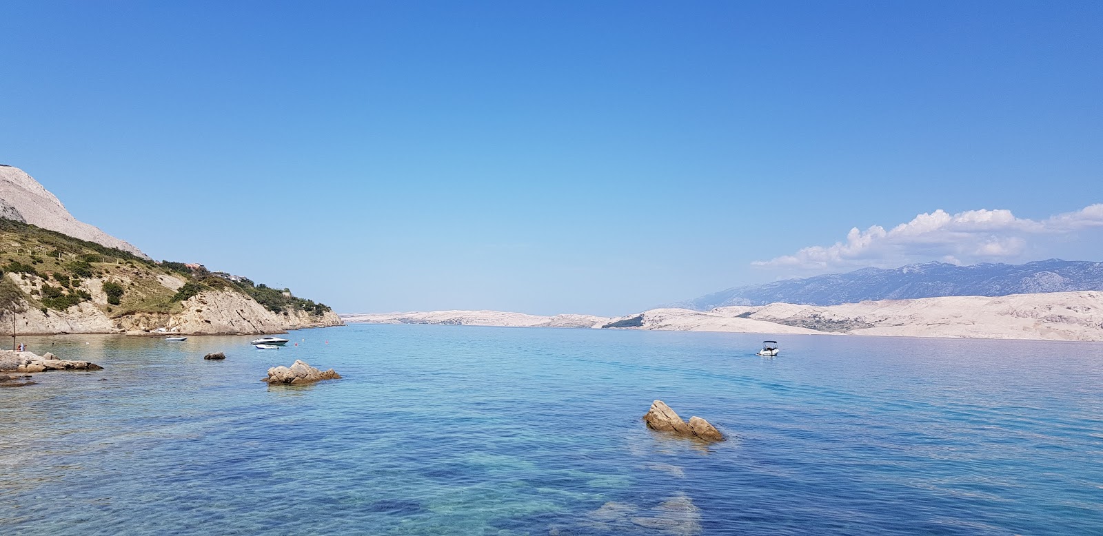 Kozlinjak beach的照片 带有碧绿色纯水表面
