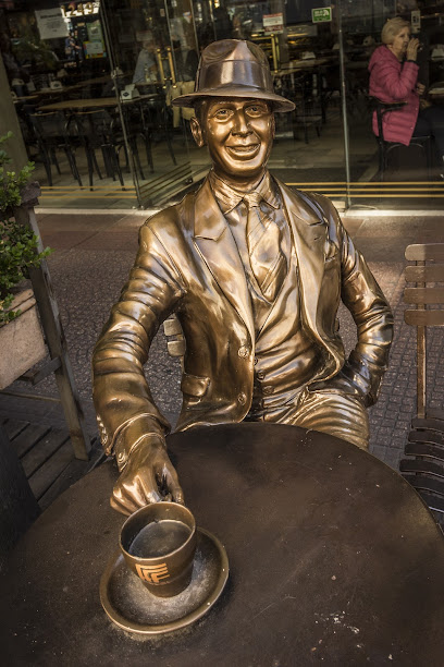 Estatua A Carlos Gardel