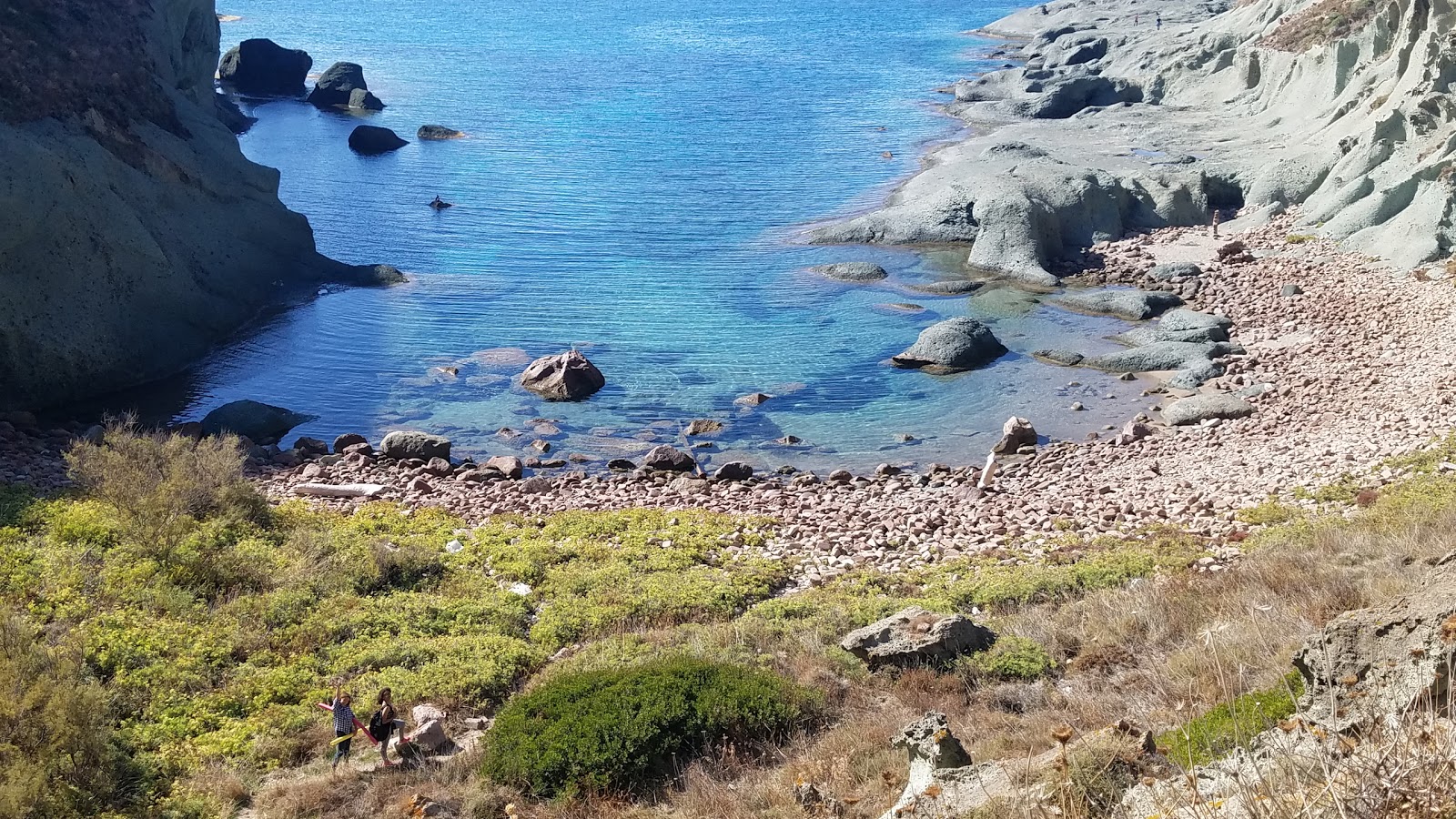 Cala ' E Moro'in fotoğrafı dağlarla çevrili