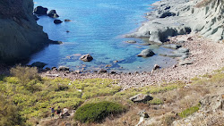 Cala ' E Moro'in fotoğrafı dağlarla çevrili