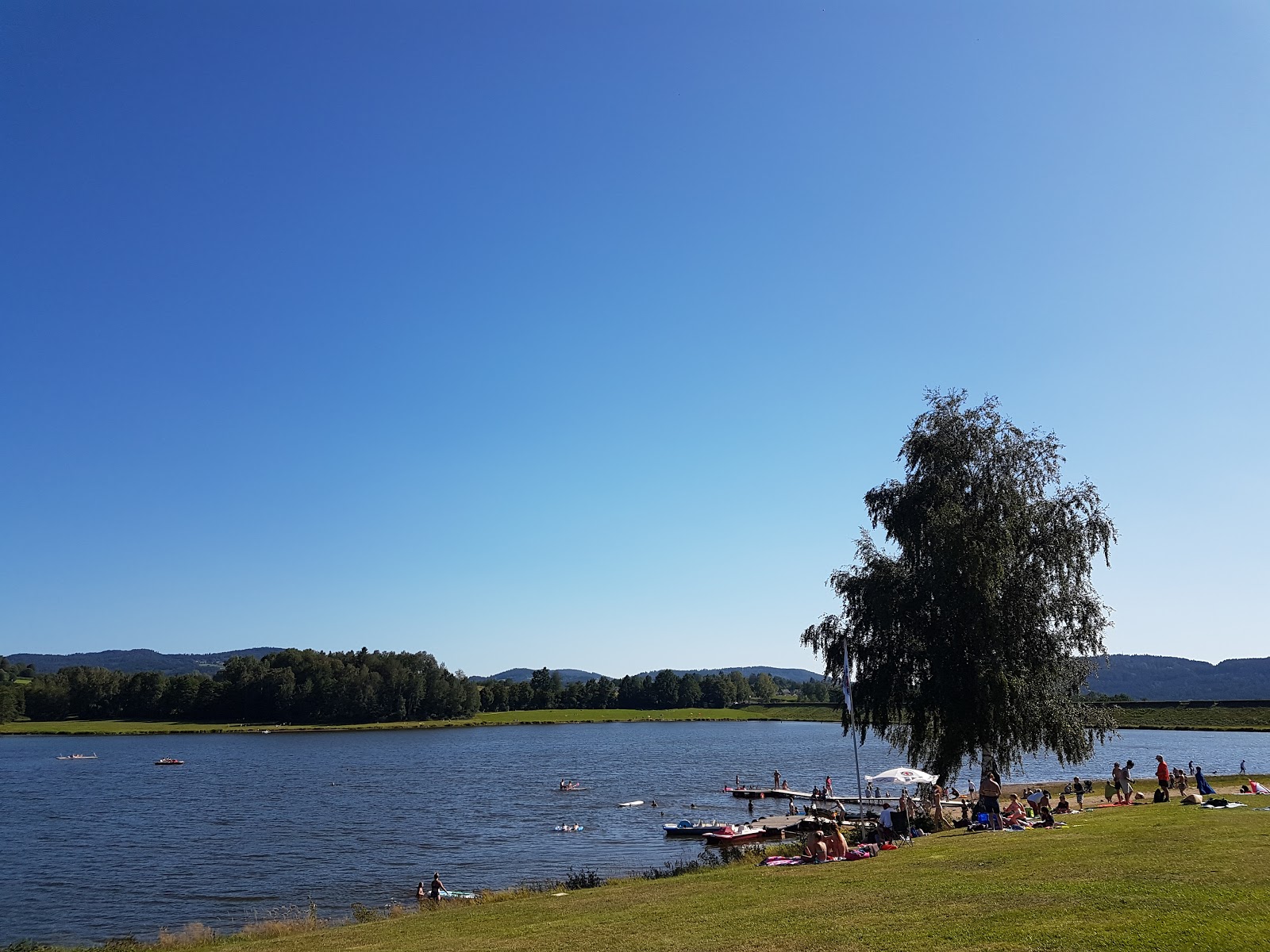 Foto di Perlseestrandbad con una superficie del erba