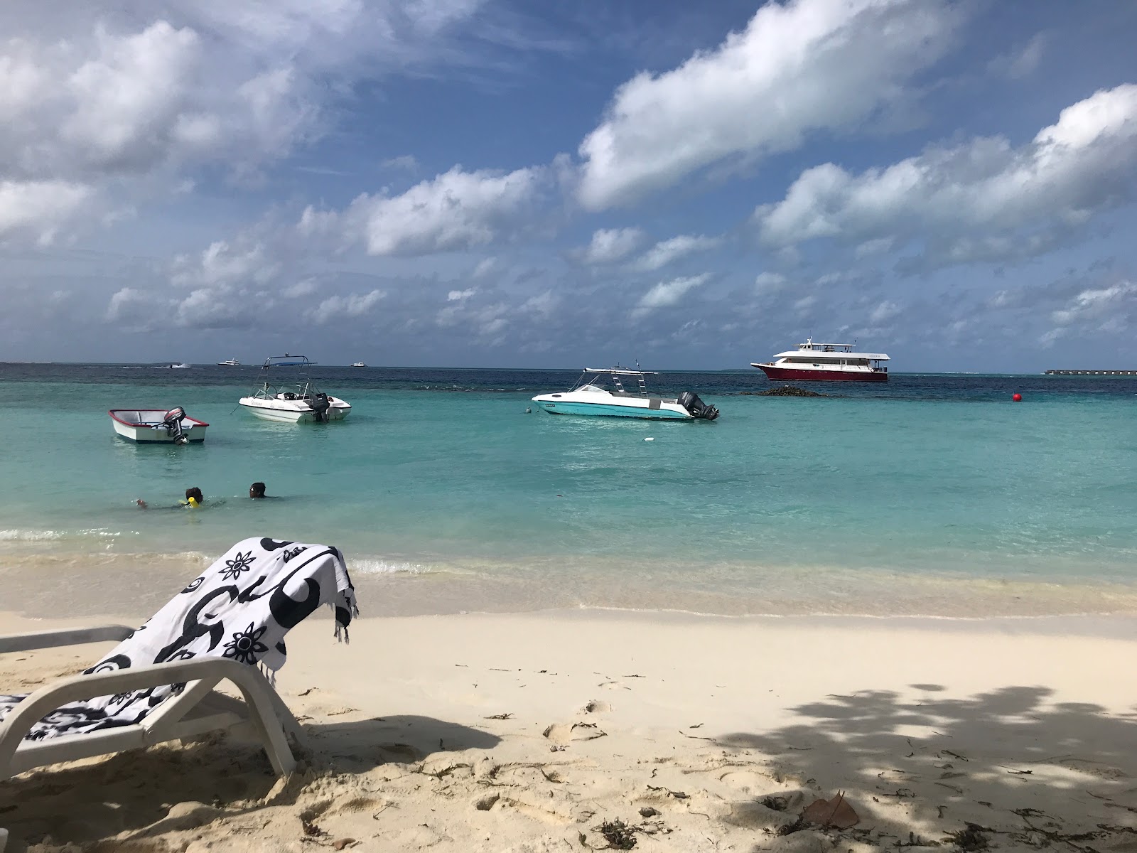 Foto de Thulusdhoo beach e o assentamento