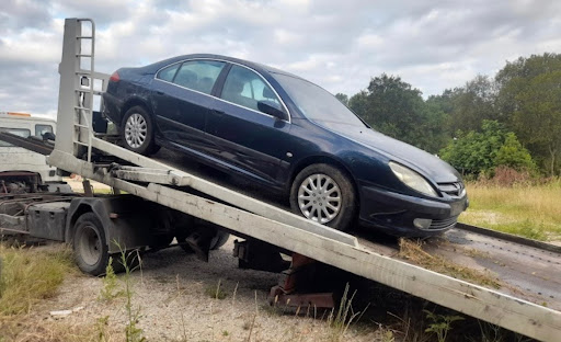 Photo 1 - Epaviste Bordeaux Aquitaine/ Débarrasse voiture/ Enlèvement d'épave gratuit