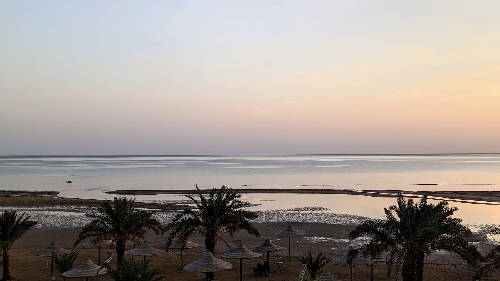 Foto van Niafeh resting Anba Sharobim met turquoise puur water oppervlakte