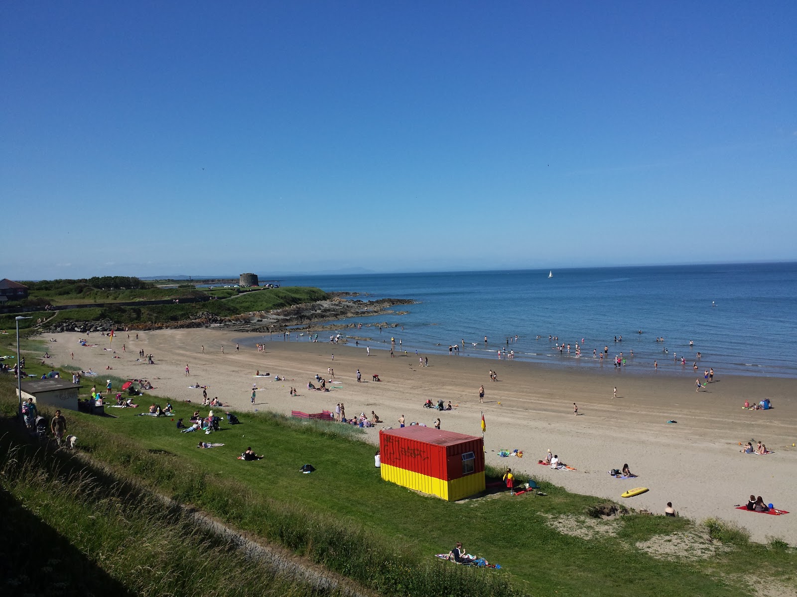 Foto van Balbriggan Beach met helder zand oppervlakte