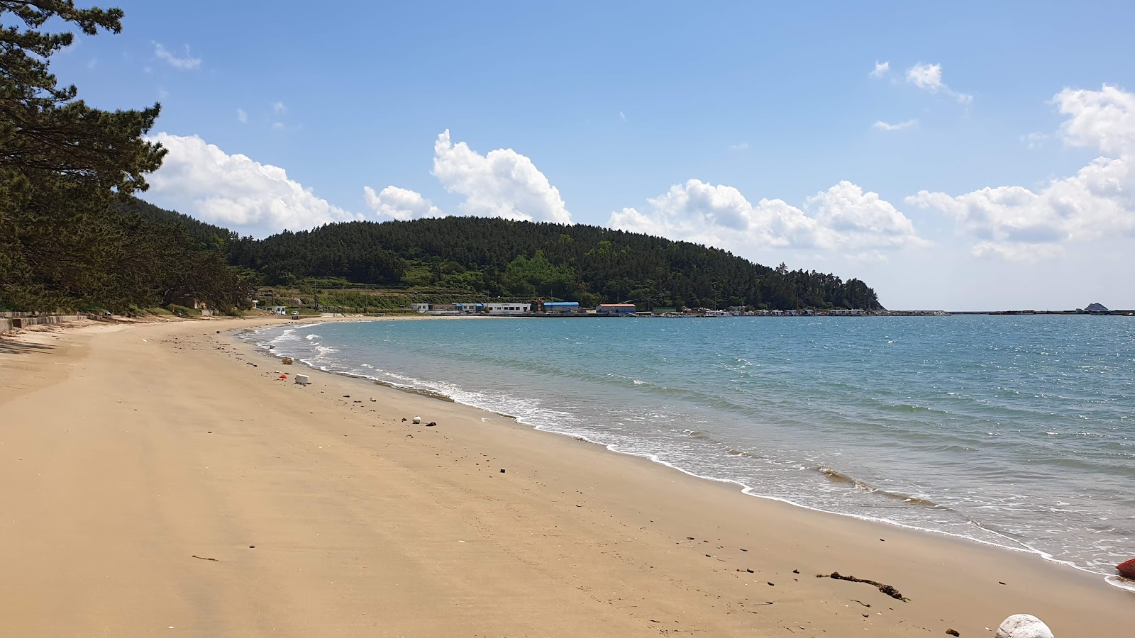Jiri Cheongsong Beach的照片 带有碧绿色水表面
