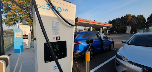 Borne de recharge de véhicules électriques TotalEnergies Charging Station La Madeleine