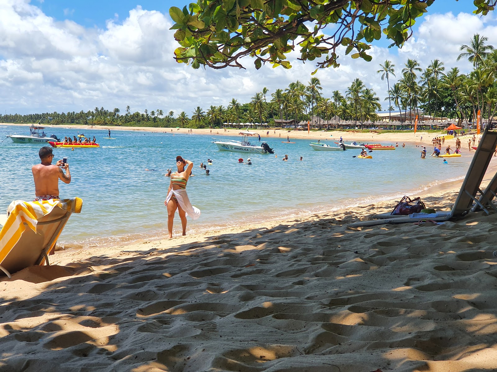 Praia do Tivoli的照片 带有碧绿色纯水表面