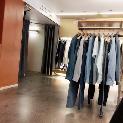 Magasin de vêtements A.P.C. Temple Paris