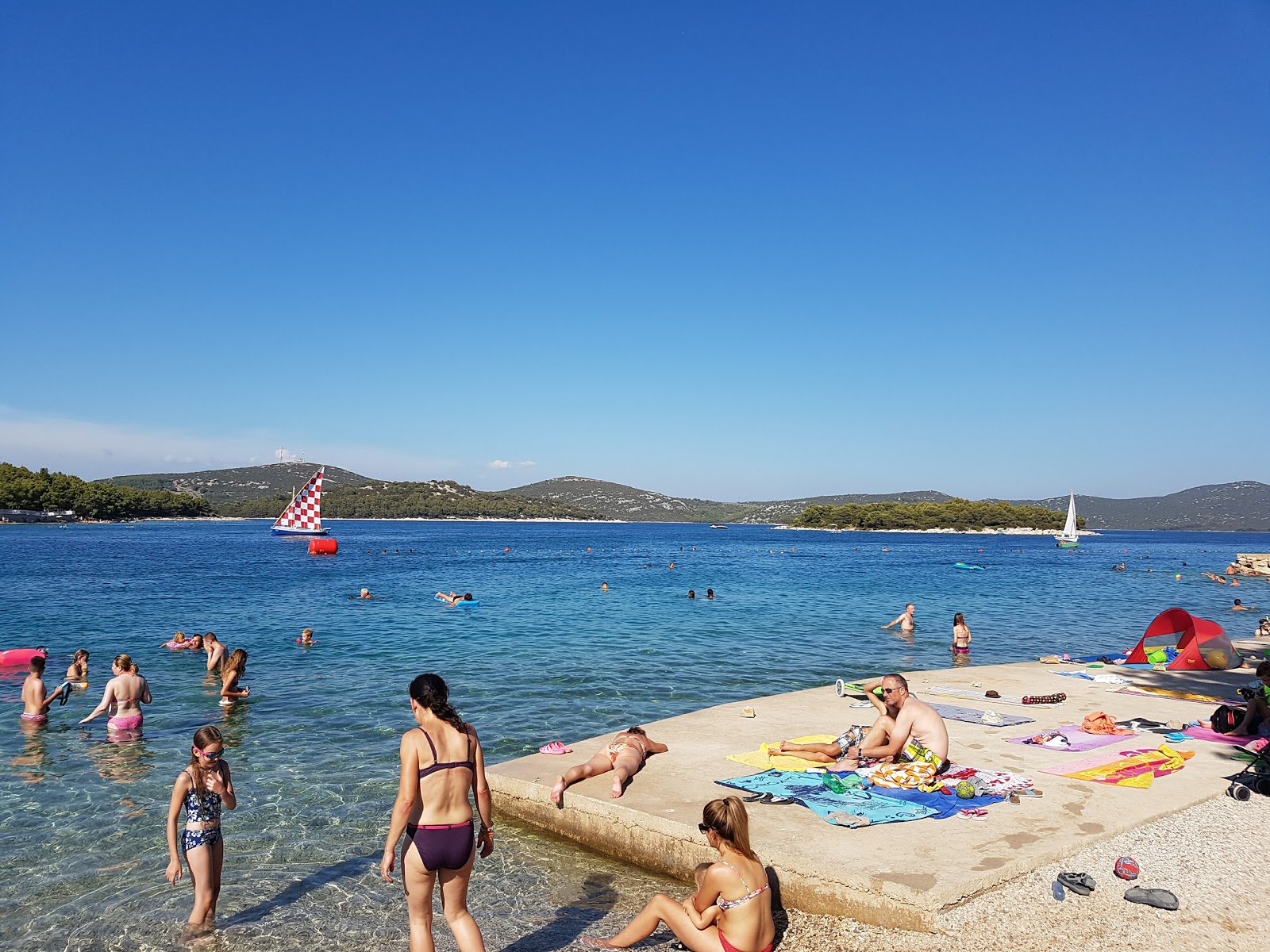 Fotografija Plaza Lucica z turkizna čista voda površino