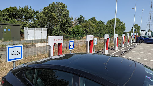 Borne de recharge de véhicules électriques Tesla Supercharger Sainte-Hermine