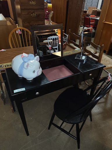 Consignment Shop «New Leaf Home Furnishings», reviews and photos, 2449 Pierce Dr #3, Spring Grove, IL 60081, USA