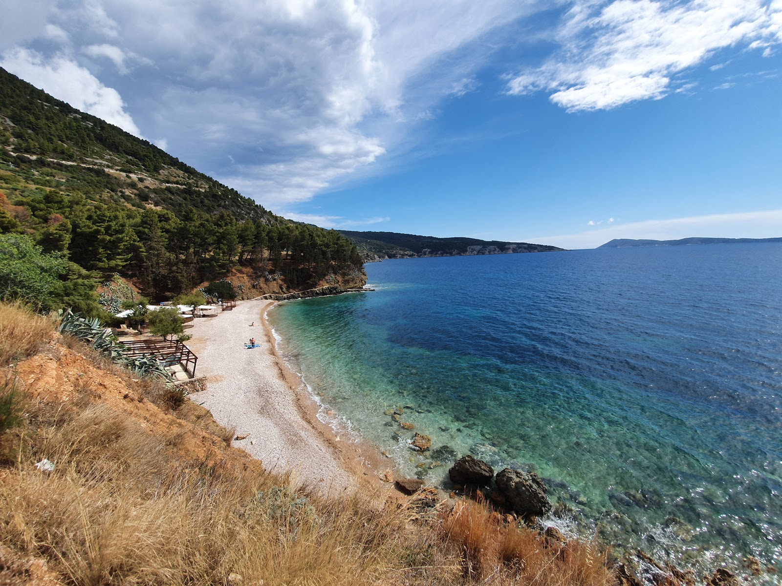 Fotografija Kamenica beach z lahki kamenček površino