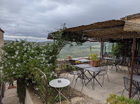 Atmosphère du Restaurant français Le Jardin Des Lys à Puycelsi - n°14